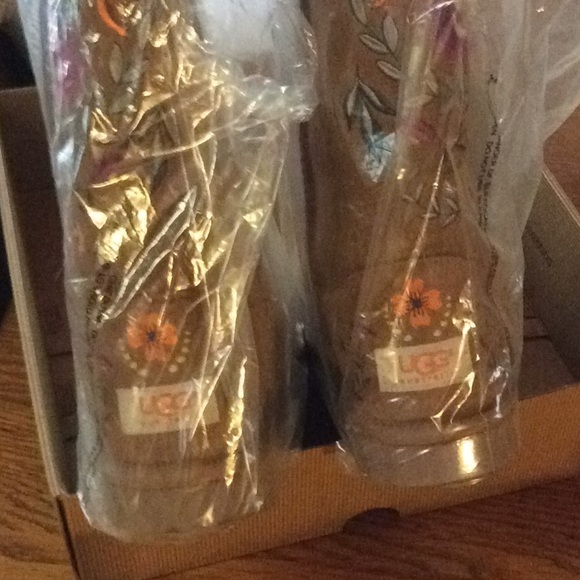 UGG Juliette Tan embroidered boots EUC US 6 As New - Picture 3 of 10